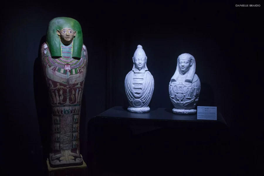 Sarcófago da Princesa Taosir do Período Tardio e vasos canopos do Período Ptolomaico